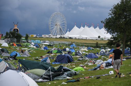 Nach einem Festival bleiben oft auch ganze Zelte liegen - so wie hier beim Southside Festival 2016 nach einem Sturm. Foto: dpa/Felix Kästle