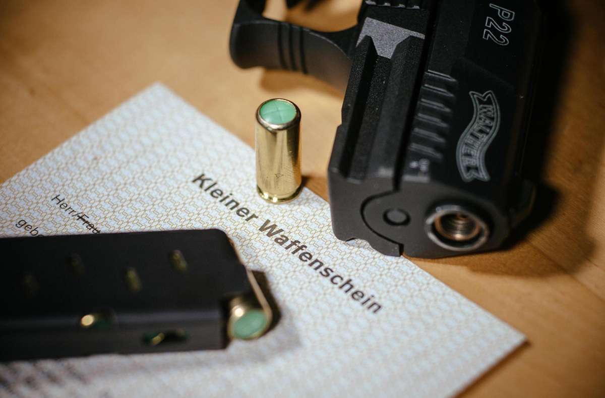 Wer eine Schreckschusswaffe führen möchte, der benötigt den Kleinen Waffenschein. Foto: Killig/dpa