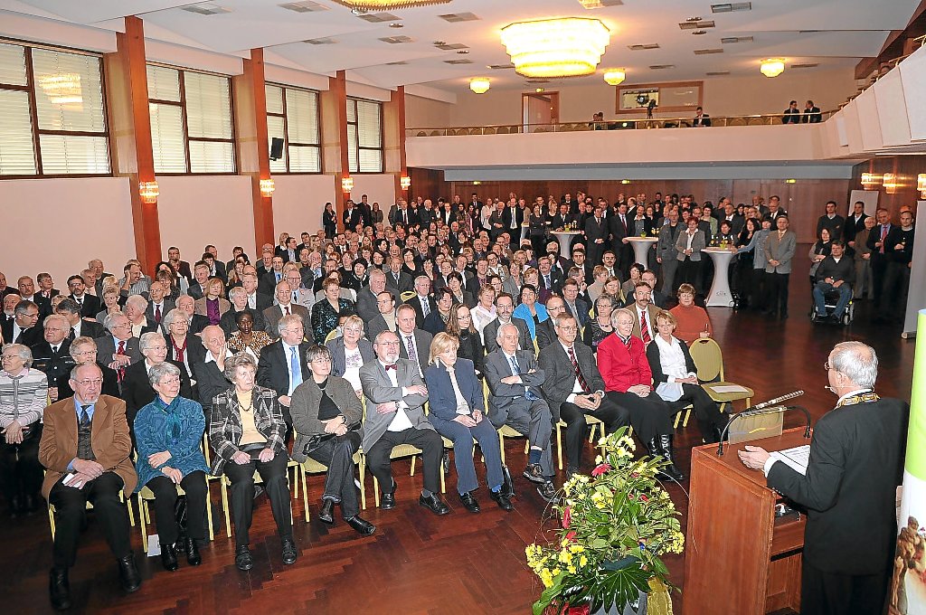 Oberbürgermeister Manfred Dunst stimmte beim Neujahrsempfang in der Calwer Aula auf 2011 ein.  Fotos: Thomas Fritsch Foto: Schwarzwälder-Bote