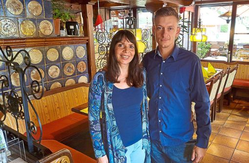 Ein Blick in die gute Stube des Restaurants, hier mit dem neuen Pächterpaar Katrin und Oliver Overhage. Foto: Reutter