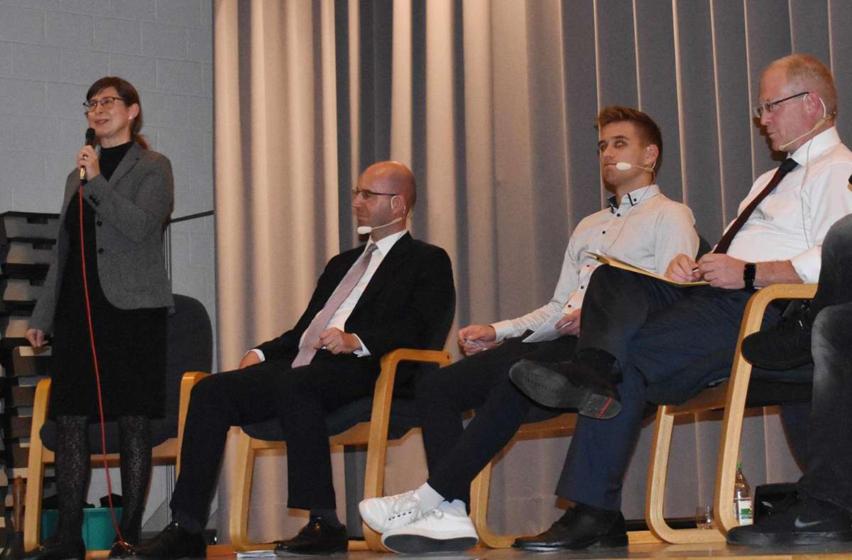 Bernadette Stritt moderiert den Abend mit den Kandidaten Peter Schuster (von rechts), Felix Hezel und Johannes Blepp. Foto: Weisser