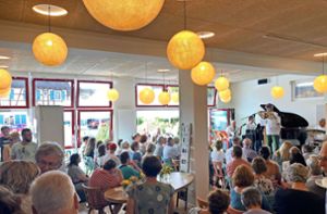 Bei der offiziellen Eröffnung des Cafés in der alten Feuerwehr in Stammheim war am Samstag viel los. Foto: Felix Biermayer
