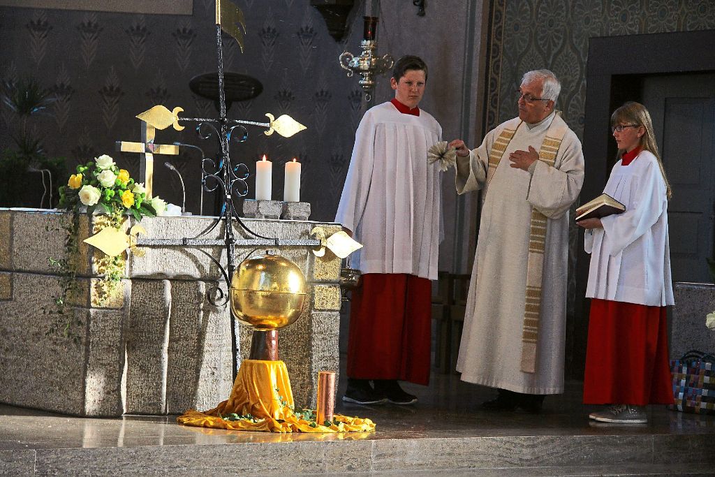 In St. Silvester wird die Restauration des Kirchturms mit seinem Kreuz und der Turmkugel bei einer Einweihungsfeier von Pfarrer Albrecht Zepf festlich gefeiert.  Foto: Schmidt