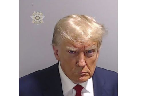 Dieses vom Fulton County Sheriff’s Office zur Verfügung gestellte Foto zeigt Donald Trump, ehemaliger Präsident der USA, nachdem er sich im Fulton County Jail in Atlanta gestellt hat. Foto: U/credited/Fulton County Sheriff’s Office/AP/dpa