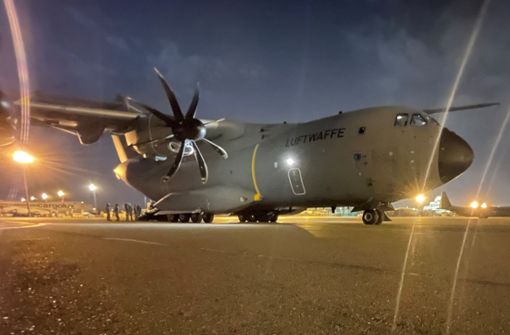 Ein militärisches Transportflugzeug, ein Airbus A400M der deutschen Luftwaffe, steht auf dem Flughafen von Taschkent. Die Bundeswehr hat weitere deutsche Staatsbürger und afghanische Ortskräfte aus Kabul evakuiert. Foto: dpa/Marc Tessensohn