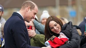 Prinz William trägt Babys offenbar meist auf dem rechten Arm. Foto: Jacob King/PA Wire/dpa