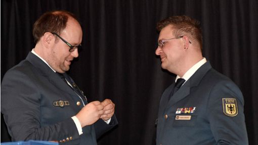 Der langjährige verdiente THW-Helfer Andreas Haberstroh (rechts) bekam   vom Ortsbeauftragten das goldene Abzeichen mit Ehrenkranz überreicht. Foto: Weisser