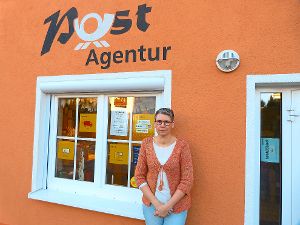 Katja Tödheide vor ihrem Laden, in dem sie bald keine Dienstleistungen der Post mehr anbietet. Foto: Werthenbach Foto: Schwarzwälder-Bote