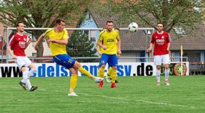 Der SV Villingendorf (Dominik Doster und Denis Kimmich) kam gegen die SG Böhringen/Dietingen (rote Trikots) zu guten Möglichkeiten, dennoch fiel der Sieg mit 2:0 knapp aus.  Foto: Schleeh