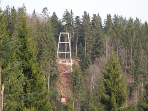 Mithilfe eines Hubschraubers wurden die beiden Brückenköpfe der Wild Line auf dem Bad Wildbader Sommerberg miteinander verbunden. Foto: Mutschler