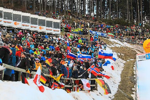 Begeisterung ist im Schmiedsbachtal beim Skispringen an der Hochfirstschanze immer angesagt. Die Fans zeigen dies lautstark oder mit ihren Fahnen.   Foto: Bächle Foto: Schwarzwälder-Bote