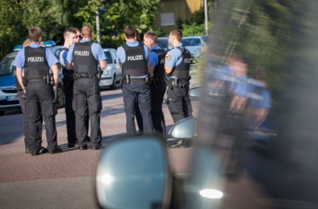 Polizisten stehen am Tatort in Bischofsheim im Kreis Groß-Gerau.