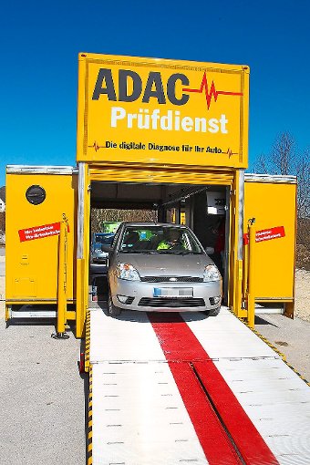 Reifenprofiltiefe,  Bremskraft und Stoßdämpfer werden in diesem Truck geprüft.  Foto: ADAC Foto: Schwarzwälder-Bote