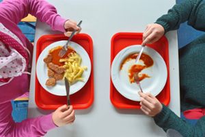 Ab Montag bekommen in der  Mensa im Schulzentrum nur noch Grundschüler  Essen. Foto: Hirschberger