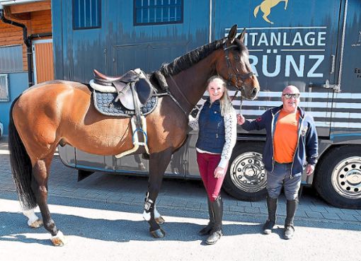 Alina Hertwig mit ihrem Pferd Lucky: Die 25-Jährige württembergische Meisterin ist neue Bereiterin bei Profi-Springreiter Andreas Brünz auf der Reitanlage Brünz in Salzstetten. Foto: Maier