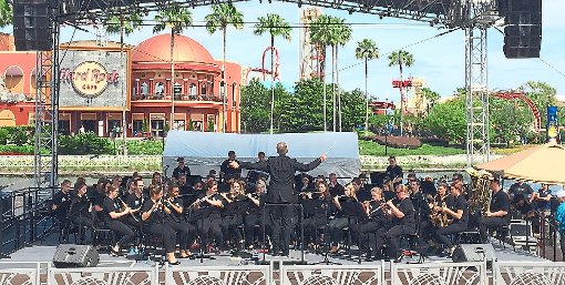 Was für eine Kulisse: Der Auftritt des Jugendorchesters Rangendingen-Bietenhausen-Höfendorf  in den Universal Studios in Orlando. Foto: Beiter Foto: Schwarzwälder-Bote
