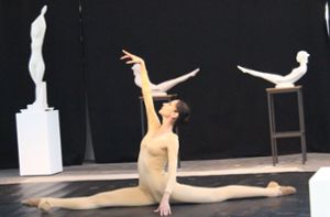 Kristina Metova zeigt beim Neckar-Erlebnistag in Sulz einen ausdrucksstarken Tanz. Foto: Steinmetz