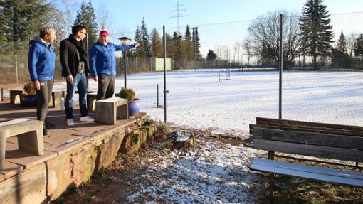 Der Vorsitzende Ewald Schmidt und seine Frau Marion zeigen Benjamin Finis die verschneite Vereinsanlage des TC Mötzingen. Foto: Finis
