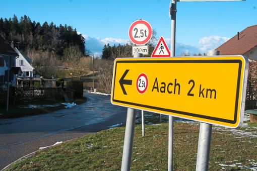 Radikal kaputt: Die Kreisstraße  zwischen Dietersweiler und Aach soll 2021  ausgebaut werden. Foto: Rath