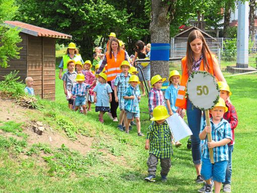 Als  Bauarbeiter verkleidet  zogen die Melchinger Kindergartenkinder  bei der Jubiläumsfeier ins    Festzelt ein.   Foto: Barth Foto: Schwarzwälder Bote