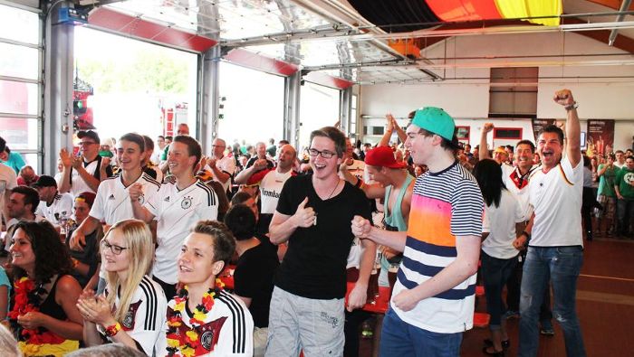 Ausgelassener Jubel: Fans feiern Sieg der DFB-Elf 