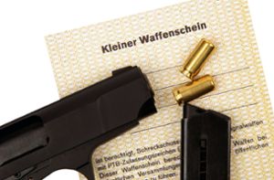 Mit dem Kleinen Waffenschein ist das Führen von  Schreckschusspistolen erlaubt. (Symbolbild) Foto: imago//Birgit Reitz-Hofmann