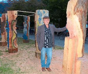 Die Kunst hat Waffen, die der analytische Verstand nicht hat: Reinhard Günthner während der skulpturalen Verortung zwischen seinen Figuren.  Foto: Bechtle Foto: Schwarzwälder-Bote