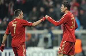Die beiden Torschützen Franck Ribéry (links) und Mario Gomez freuen sich über das 2:0 des Deutsch-Spaniers. Foto: dpa