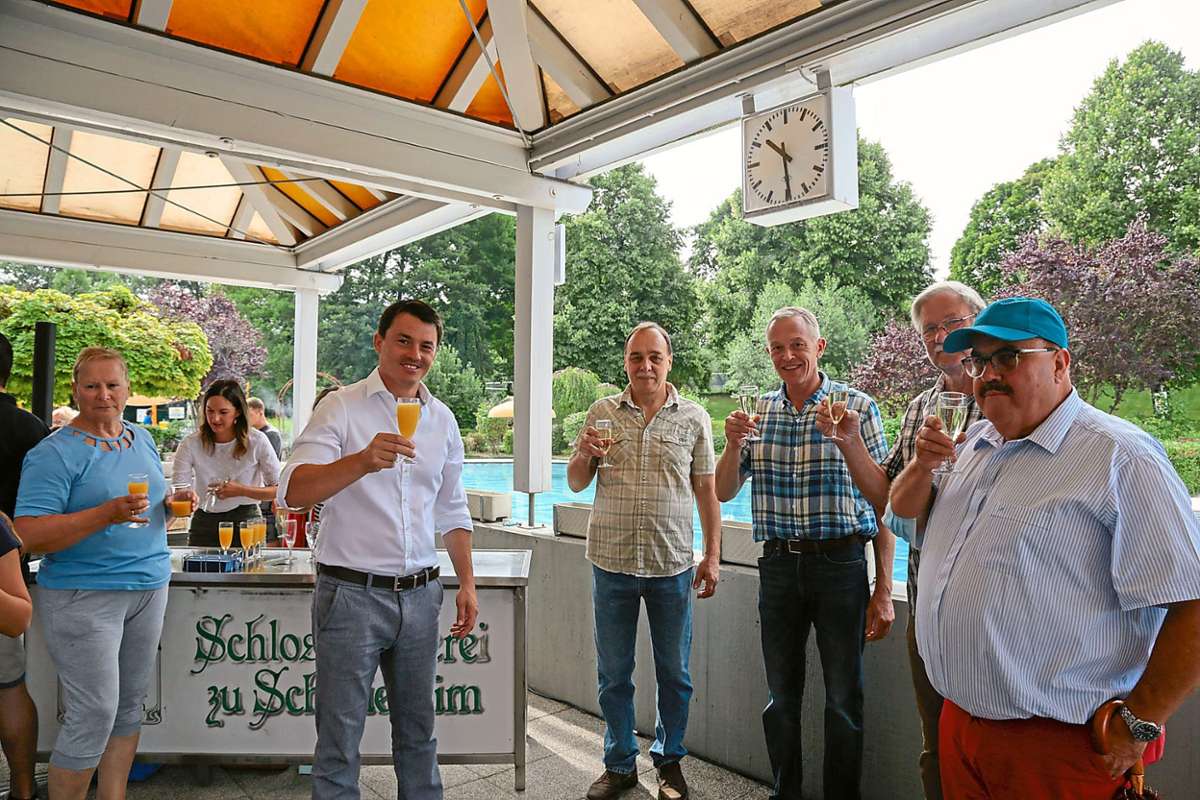 Bürgermeister Matthias Gutbrod (Zweiter von links) stieß mit den Schwimmbadgästen auf das Jubiläum an.