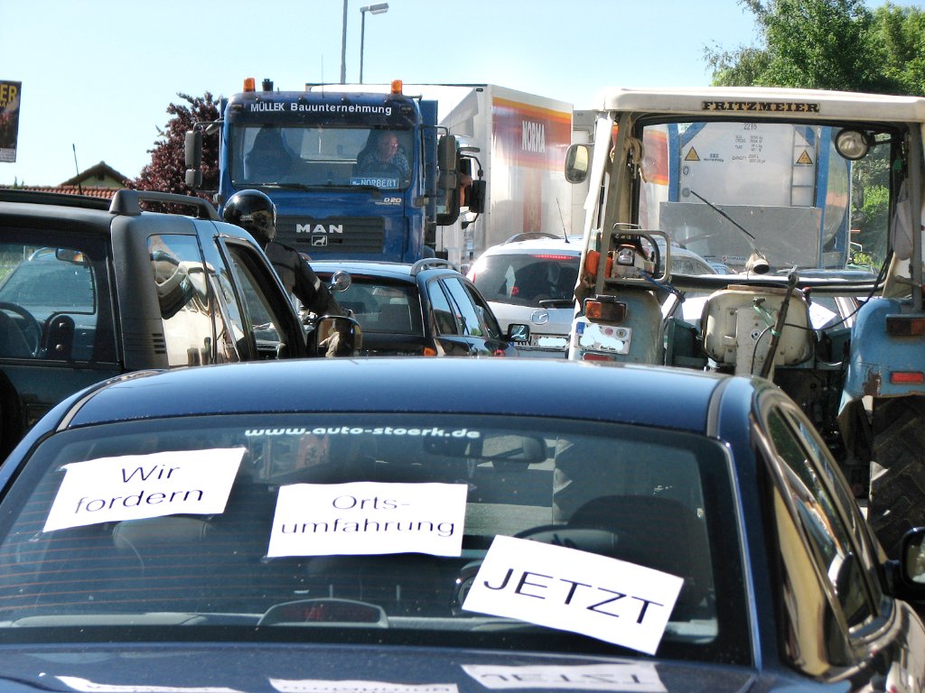 Am 29. Mai 2009 ging in Randen zeitweise nichts mehr, als die Dorfbewohner aus Protest gegen die hohe Verkehrsbelastung  eine Blockadeaktion durchführten und deutlich auf ihr Anliegen hinwiesen.  Foto: Archiv