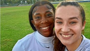 Ein absolutes Highlight: Rosina Schneider aus Empfingen-Wiesenstetten trifft in Jamaika die dreifache Olympiasiegerin Shelly-Ann Fraser-Price. Foto: Schneider