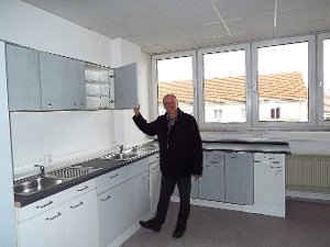 Eberhard Weckenmann vom Landratsamt zeigt eine frisch eingebaute Küchenzeile.  Foto: Wagener