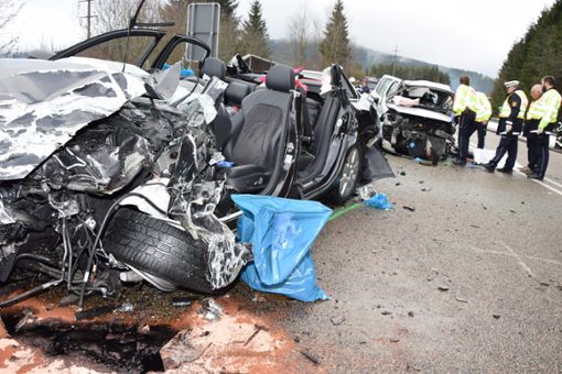 Eine 50-jährige Autofahrerin und ihr 55-jähriger Beifahrer kamen bei dem Unfall auf der B 31 ums Leben.  Foto: kamera24