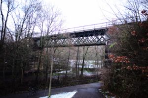 Die Eisenbahnbrücke über die Eyach im Balinger Norden ist marode: Die Bahn stellt bis zur Gartenschau 2023  eine neue Schienenüberführung her. Foto: Maier Foto: Schwarzwälder Bote