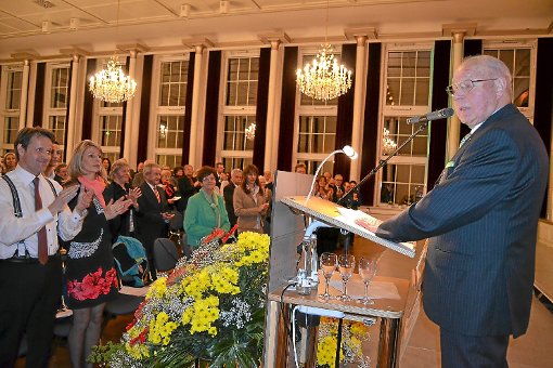 Die zahlreichen Festgäste zollten Karl-Heinz Bertsch mit stehendem Applaus ihren allerhöchsten Respekt. Foto: Kunert Foto: Schwarzwälder-Bote