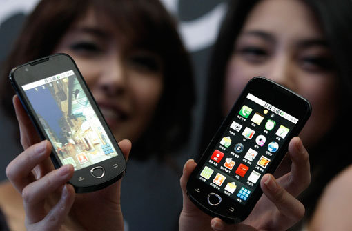 Die Entwicklung von Apps liegt in der Hand der Jüngeren - Oft entwickeln Freiberufler die Anwendungen für Smartphones. Foto: AP