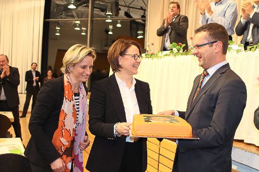 Annette Widmann-Mauz (Mitte) bekam von Stephan Neher zur Feier des Tages eine Torte überreicht.  Foto: Baum Foto: Schwarzwälder-Bote