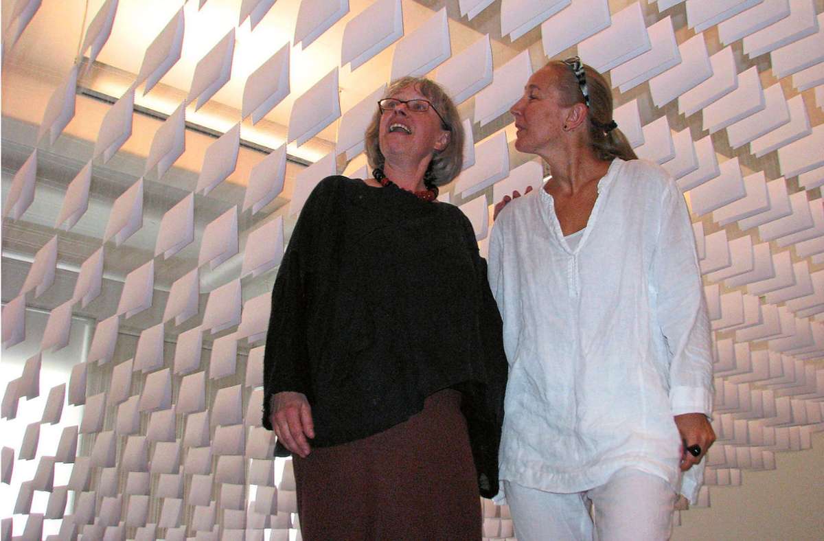 Die Ära Veronika Mertens am Kunstmuseum Albstadt nähert sich dem Ende – das Bild zeigt die Direktorin (links) mit der polnischen Künstlerin Danuta Karsten. Foto: Eyrich