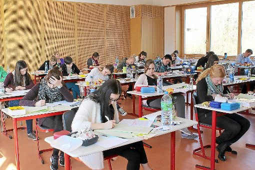 Ein fünfeinhalbstündiger Schreibmarathon: Im DHG schwitzen die Abiturienten über den Deutschaufgaben.  Foto: Kammerer