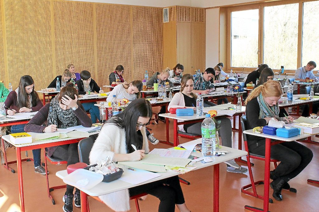 Ein fünfeinhalbstündiger Schreibmarathon: Im DHG schwitzen die Abiturienten über den Deutschaufgaben.  Foto: Kammerer