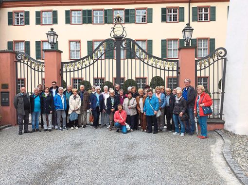 Zum Erinnerungsbild stellte sich die Reisegruppe vor das Tor  vor dem Wohnflügel des herzoglichen Schlosses Altshausen. Fotos: Günther Foto: Schwarzwälder Bote