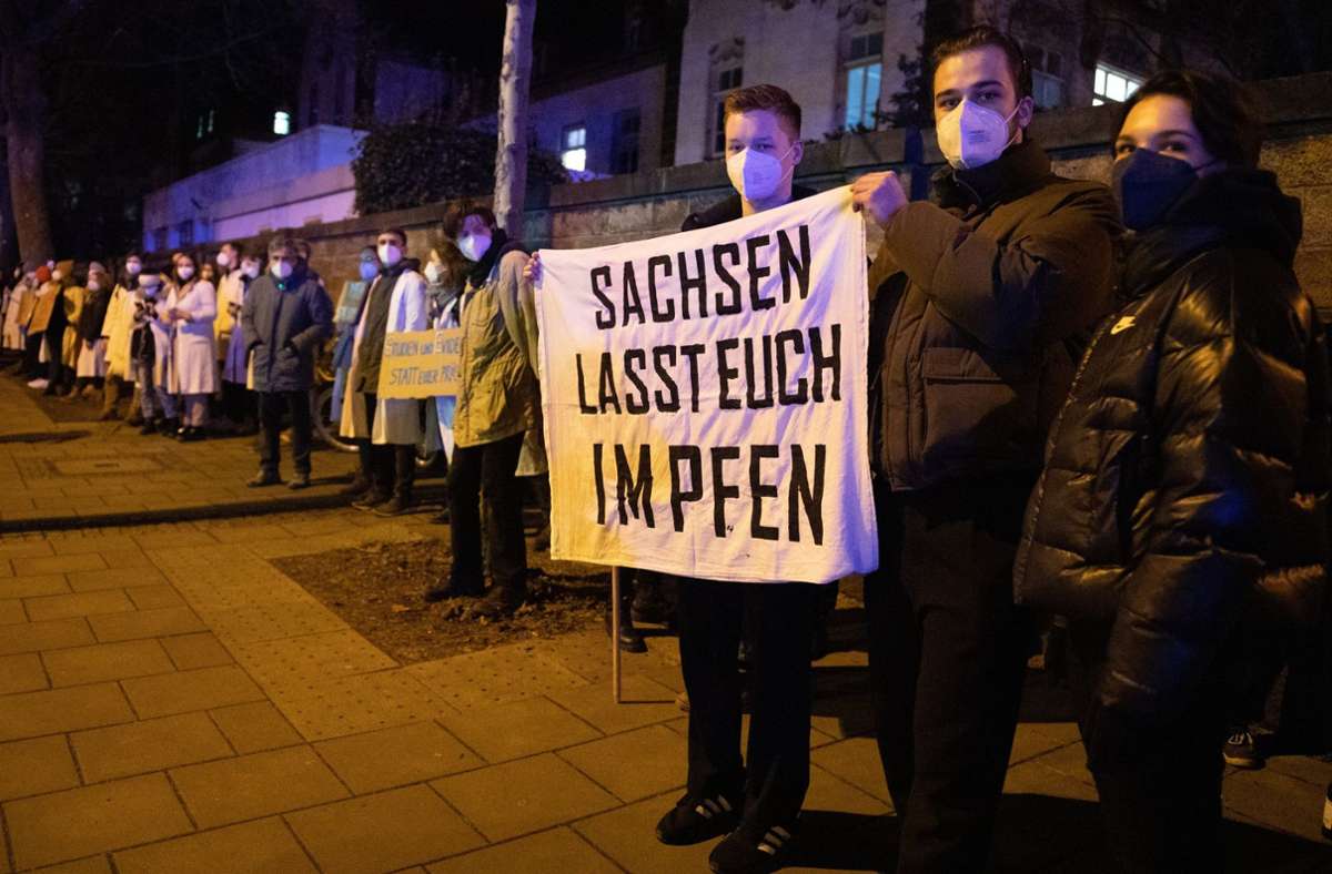 Medizinstudierende in Dresden setzen ein Zeichen. Foto: dpa/Sebastian Kahnert