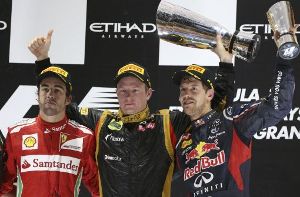 Der Sieger Kimi Raikkonen (Mitte) mit dem Zweitplatzierten Fernando Alonso (links) und dem Dritten Sebastian Vettel Foto: AP