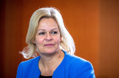 Bundesinnenminsterin Nancy Faeser steht SPD-Spitzenkandidatin für die hessische Landtagswahl bereit. Foto: dpa/Michael Kappeler