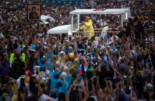 Der Papst umzingelt von einer begeisterten Menge. Auf den Philippinen feiert das  Kirchenoberhaupt eine Rekord-Messe. Foto: Getty Images AsiaPac