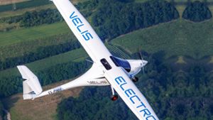 Erstes E-Flugzeug der Welt landet auf Flugplatz 
