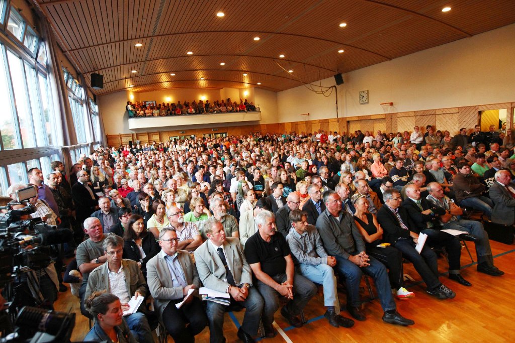 Die rund 700 Zuhörer im Saal verfolgten ruhig, mit sachlichen Fragen und diszipliniert die Veranstaltung.