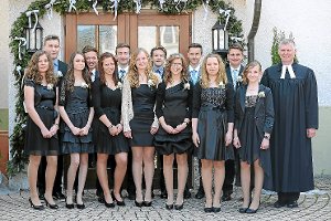 Sieben Konfirmandinnen und sechs Konfirmanden feierten in Iselshausen und Steinberg.  Foto: Reimer