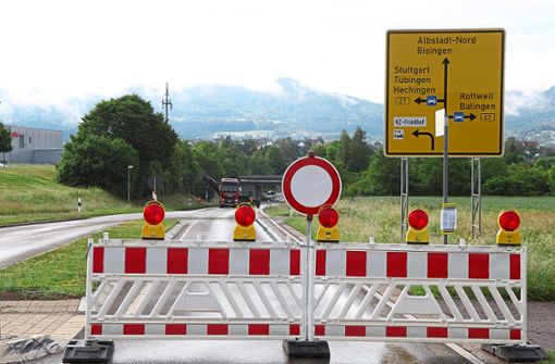 Auch aus Richtung Grosselfingen ist die Straße nach Bisingen gesperrt. Foto: Kauffmann