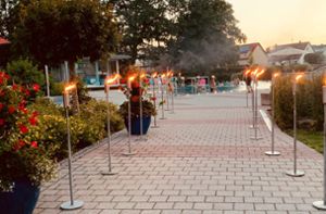 Edelstahlfackeln säumten den Weg zum Schwimmbecken des Schlossparkbads. Am Rand des Beckens waren Kerzen aufgestellt und am Geländer bunte Lampions befestigt. Foto: Koch